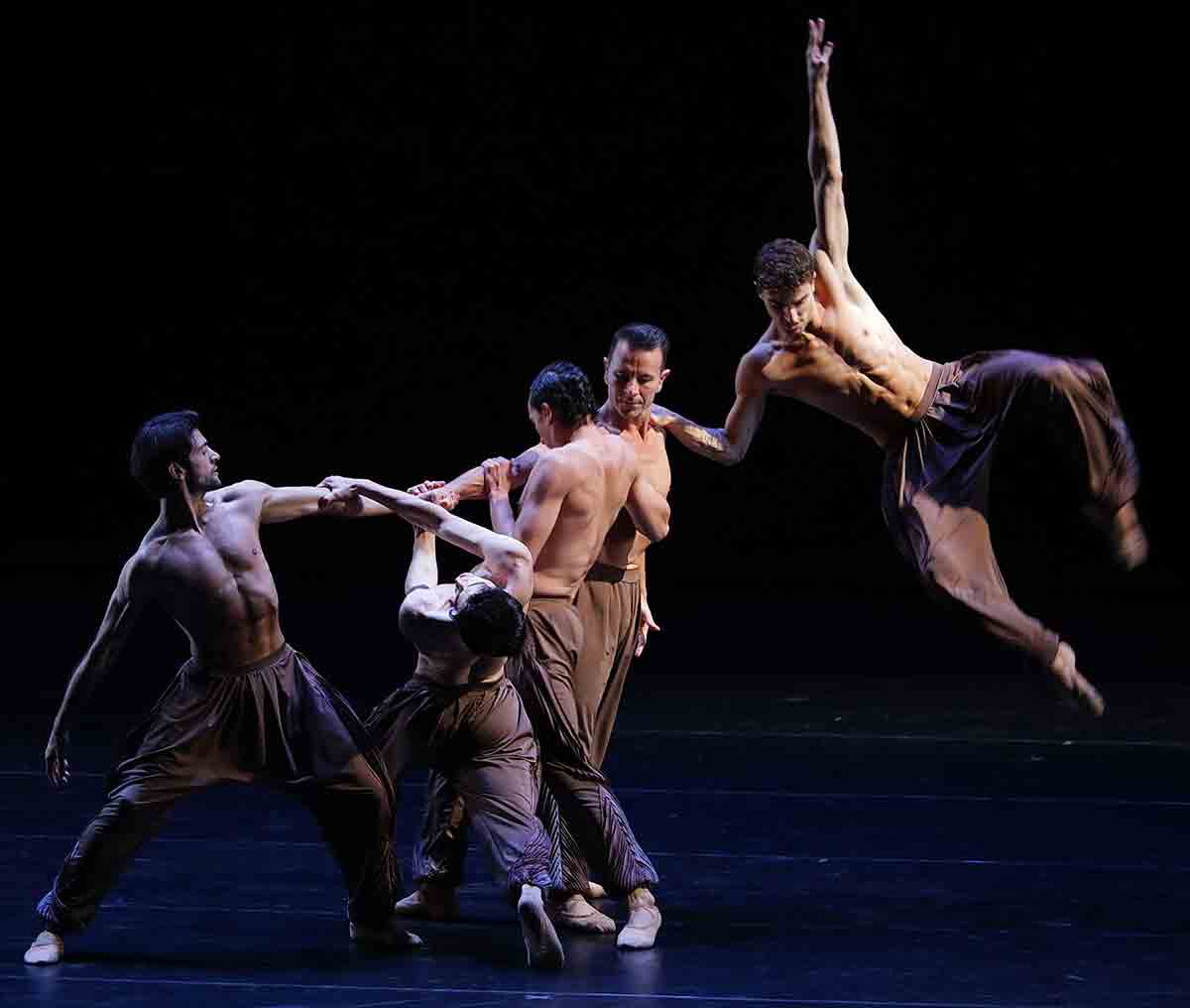“Variazioni di Bellezza” - Corpo di Ballo del Teatro alla Scala al Teatro Arcimboldi BIRDS WALKING ON WATER (ph. Brescia e Amisano)