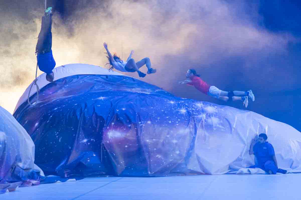 Bolzano Danza 2022: Marco D’Agostin omaggia Stefania Belmondo | Meg Stuart in caduta libera contro il tempo CASCADE (Ph. Martin Argyroglo)