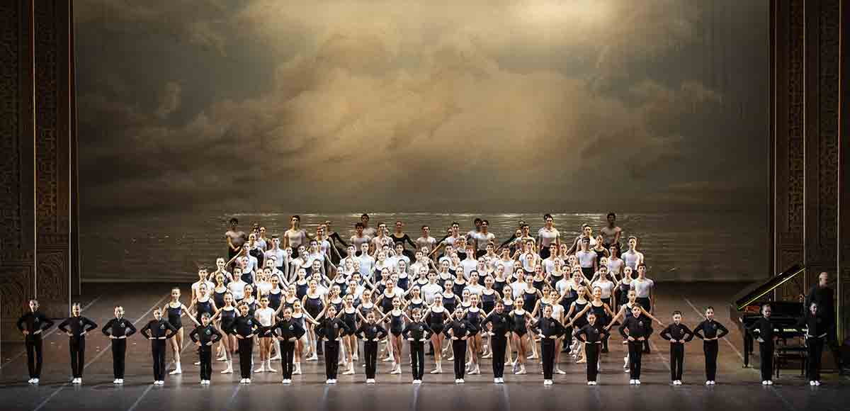 Saggio-Spettacolo della Scuola di Danza del Teatro dell’Opera di Roma Gli allievi della Scuola di Danza sul palcoscenico del Costanzi (Ph. Yasuko Kageyama) - Teatro dell'Opera di Roma 2020