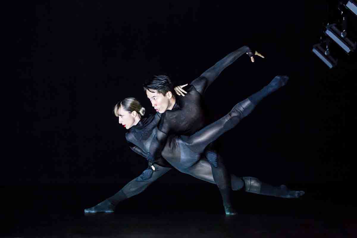 Gauthier Dance / Compagnia di danza Theaterhaus Stoccarda - Inizio della stagione del 15° anniversario: il programma in ottobre e novembre 2022 Swan Lakes - Soto (Ph. Jeanette Bak)