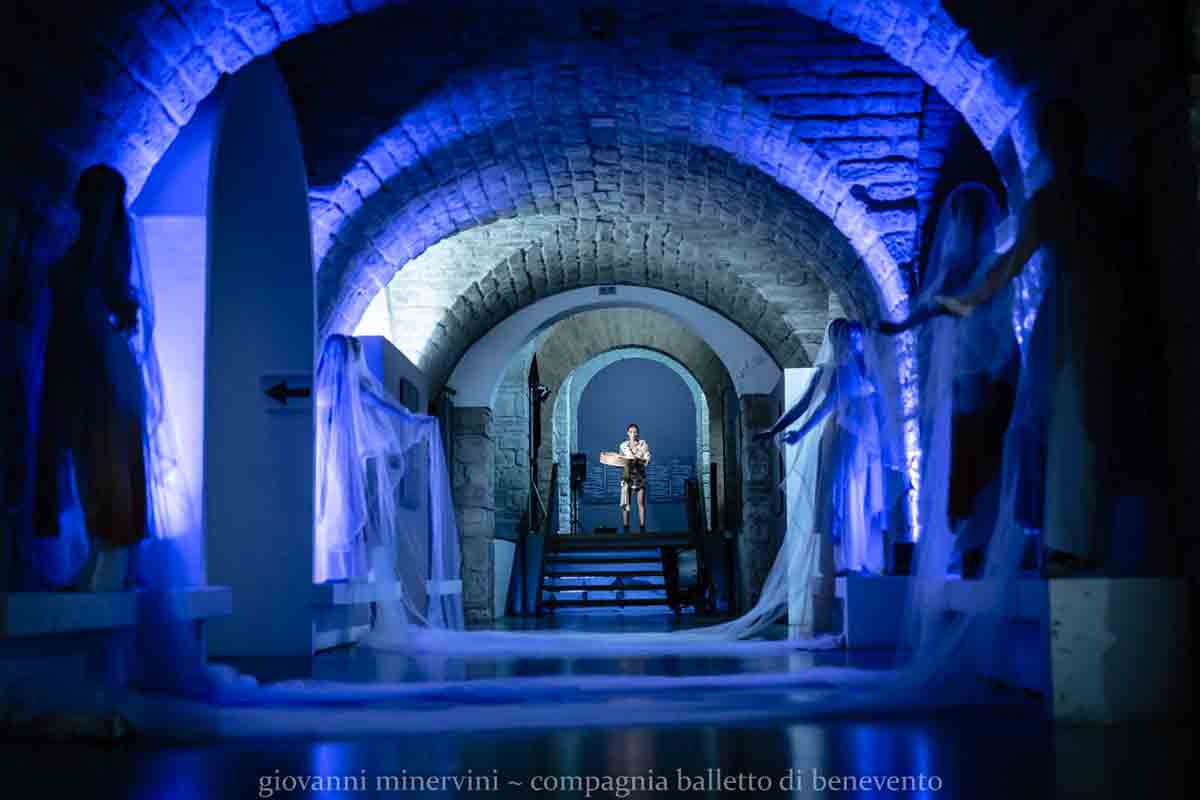 Abstract - Luce e prospettiva in mostra. Ulisse icona dell'uomo del Novecento - Balletto di Benevento Abstract - Luce e prospettiva in mostra. Ulisse icona dell'uomo del Novecento - Balletto di Benevento (Ph. Minervini Giovanni)
