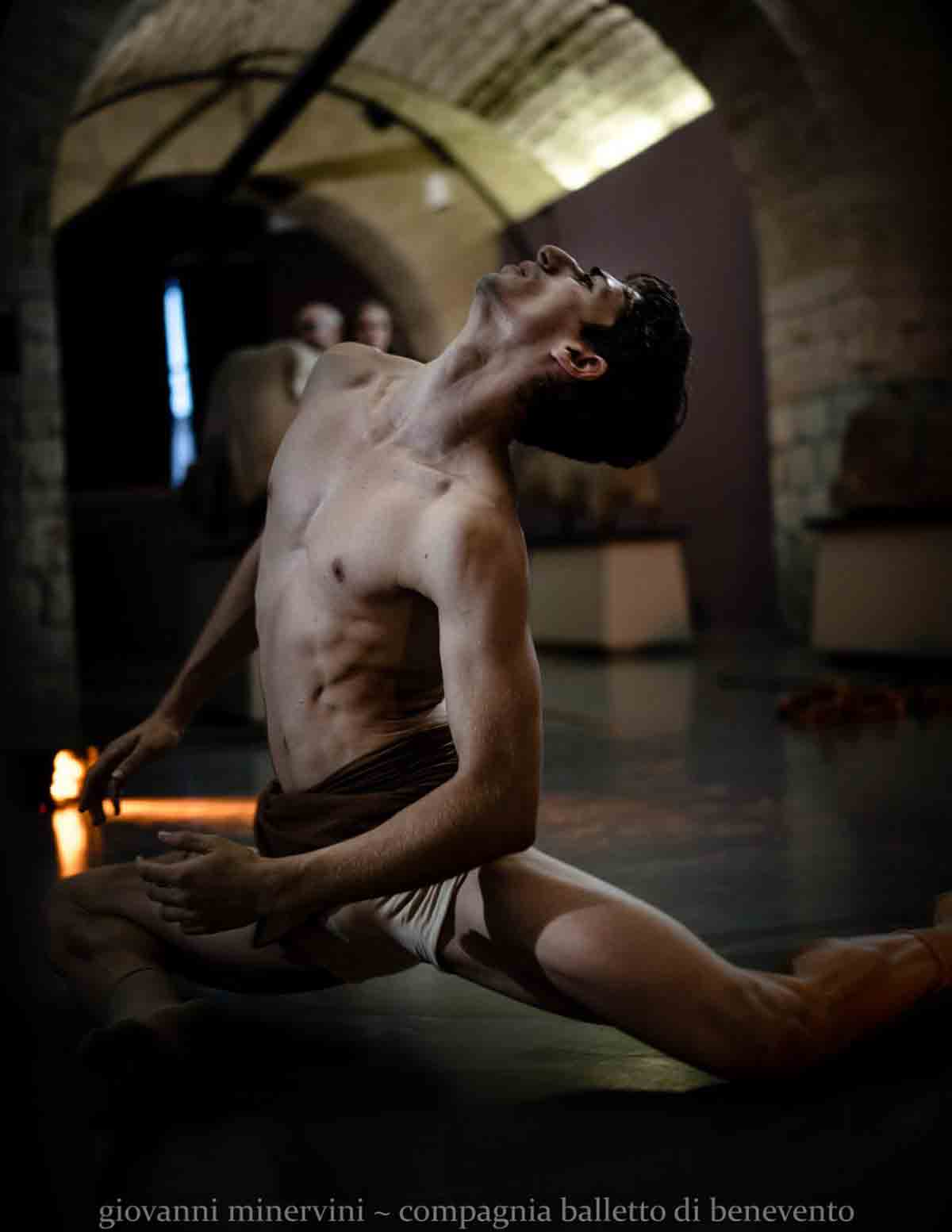 Abstract - Luce e prospettiva in mostra. Ulisse icona dell'uomo del Novecento - Balletto di Benevento Abstract - Luce e prospettiva in mostra. Ulisse icona dell'uomo del Novecento - Balletto di Benevento (Ph. Minervini Giovanni)