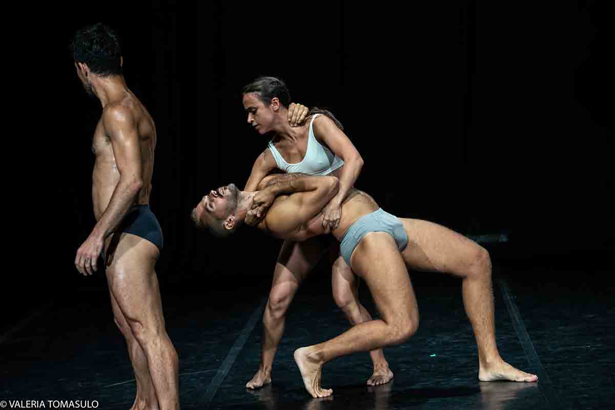 Roberto Tedesco, Collettivo Vitamina e gli artisti Emanuele Rosa e Mariua Focaraccio, a Danza in Rete Off Roberto Tedesco, Collettivo Vitamina e gli artisti Emanuele Rosa e Mariua Focaraccio, a Danza in Rete Off (Ph. Valeria Tomasulo)