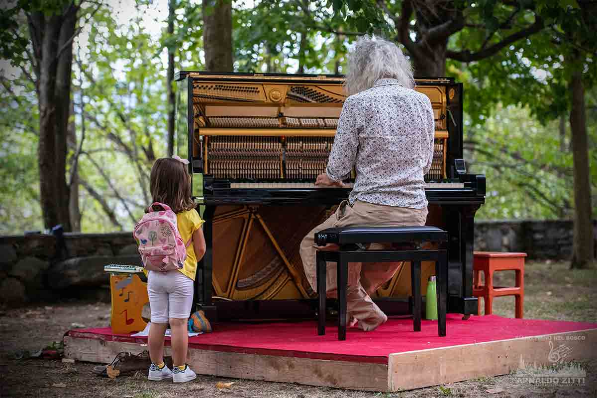 La terza edizione di Rami d’ORA torna dal 2 giugno al 2 luglio con performance, concerti, escursioni in natura e laboratori Alex De Simoni - Piano nel bosco (Ph. Arnaldo Zitti)