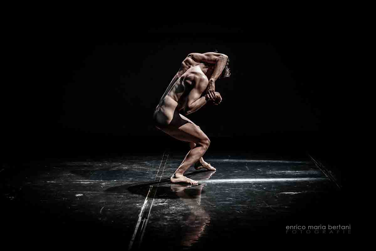 La danza di Sosta Palmizi e SanpapiƩ chiude a Castellarano (RE) il Festival Terre d'Arte Sosta Palmizi - Meru