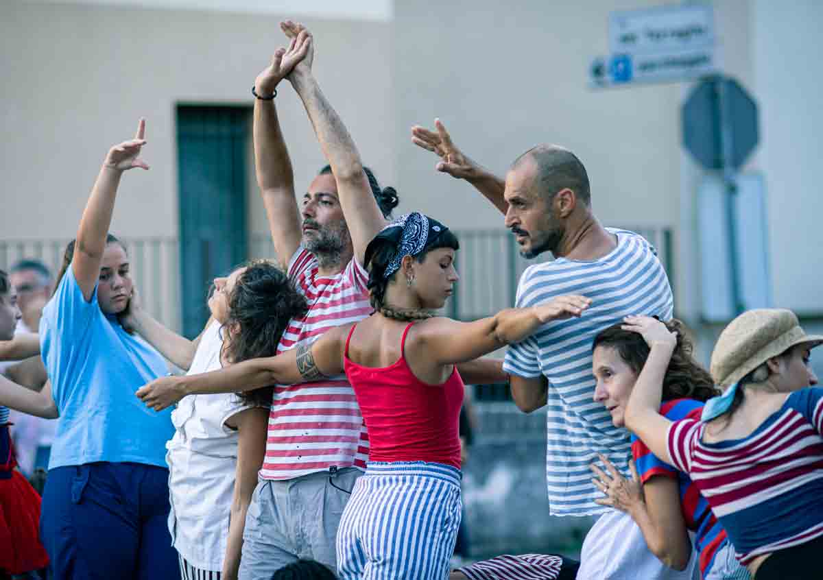 Sulla Soglia: danzando, danzando, il viaggio approda alla stazione di Grumello Sulla Soglia: danzando, danzando, il viaggio approda alla stazione di Grumello (Ph. Enrico Capoferri)