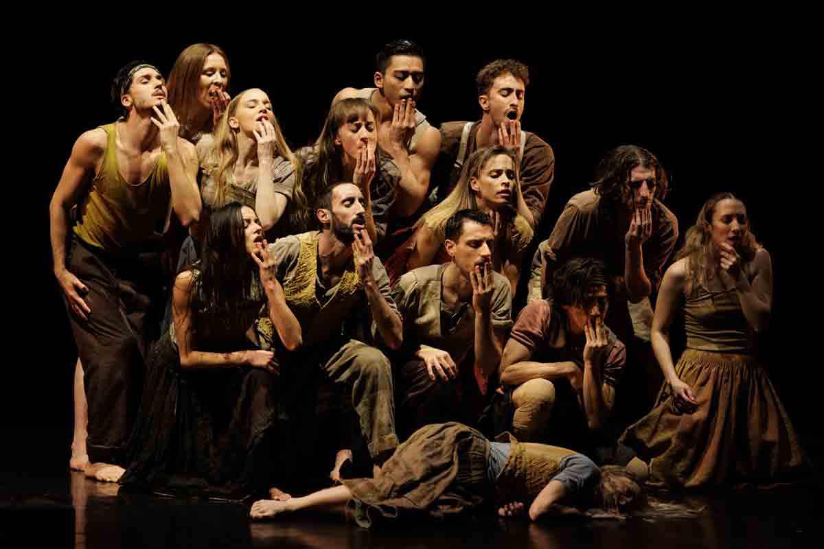 Elements - Prime mondiali di Mauro Bigonzetti, Sharon Eyal, Andonis Foniadakis, Louise Lecavalier ELEMENTS - Bigonzetti Earth (Ph. Jeanette Bak)