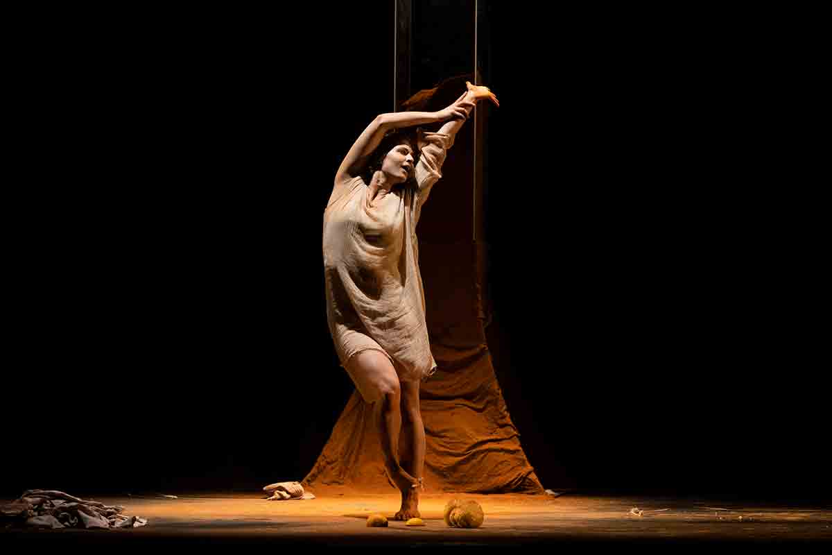 Körper On Tour | Gli appuntamenti di aprile 2024 | Danza contemporanea Fragili (Ph. Salvatore Pastore)