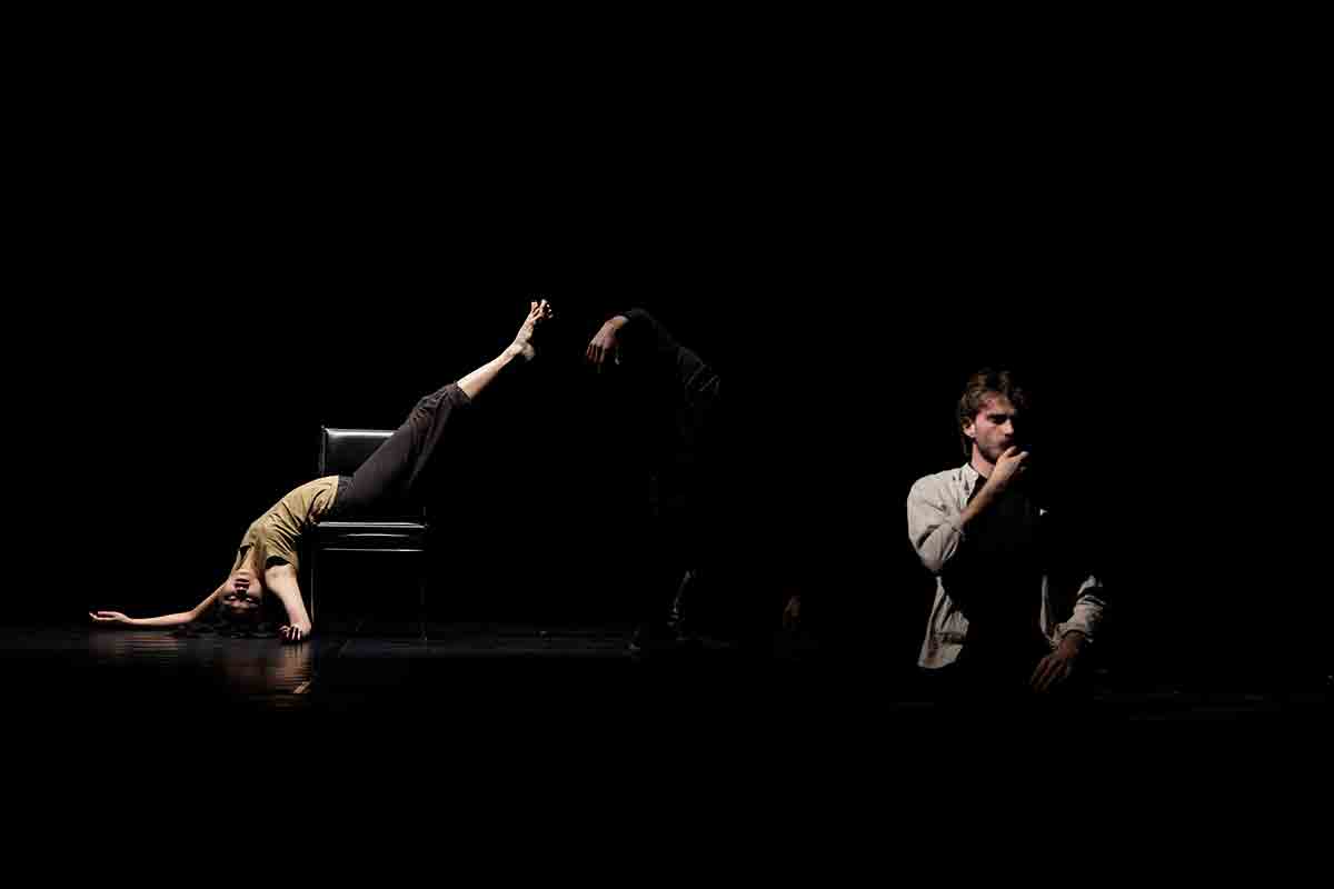 Spazio Körper | La programmazione continua con le produzioni PinDoc e i giovani coreografi di Anghiari Dance Hub Light leaks from a black moon - Rosato