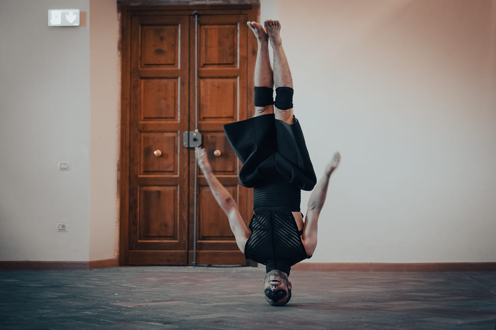 Terza edizione di District Dance Festival: Spettacoli, laboratori gratuiti e incontri a Roma dedicati alla danza contemporanea Compagnia Atacama - Lost Solos Bianco (E. Maggioni)