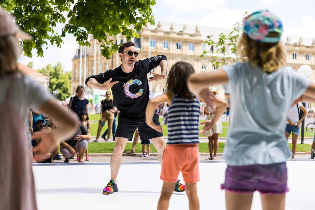 5th Colours International Dance Festival: la Danza Contemporanea accende Stoccarda COLOURS 2022 Playground Schlossplatz mit Eric Gauthier (Foto Jeanette Bak)