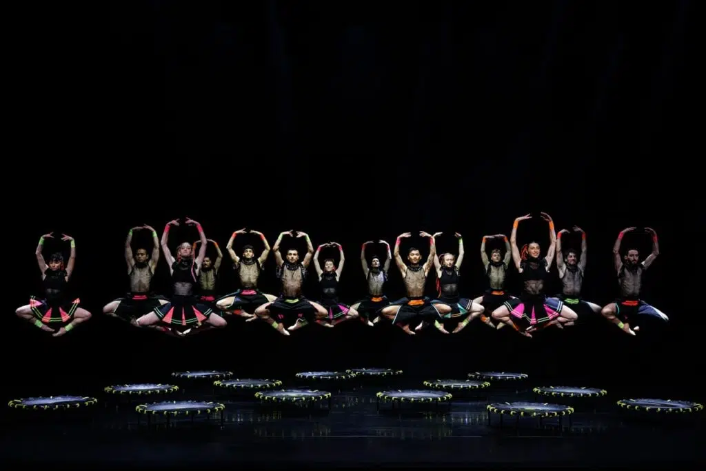 Gauthier Dance in FireWorks, scena da Bolero+ di Andonis Foniadakis con danzatori sui trampolini
