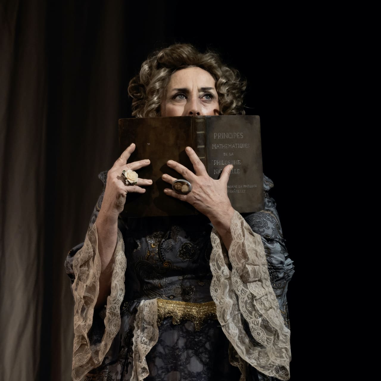 La Doppia Vita di Émilie - Madame du Châtelet tra Newton e pompon La Doppia Vita Di Emilie (foto Emma Terenzio)