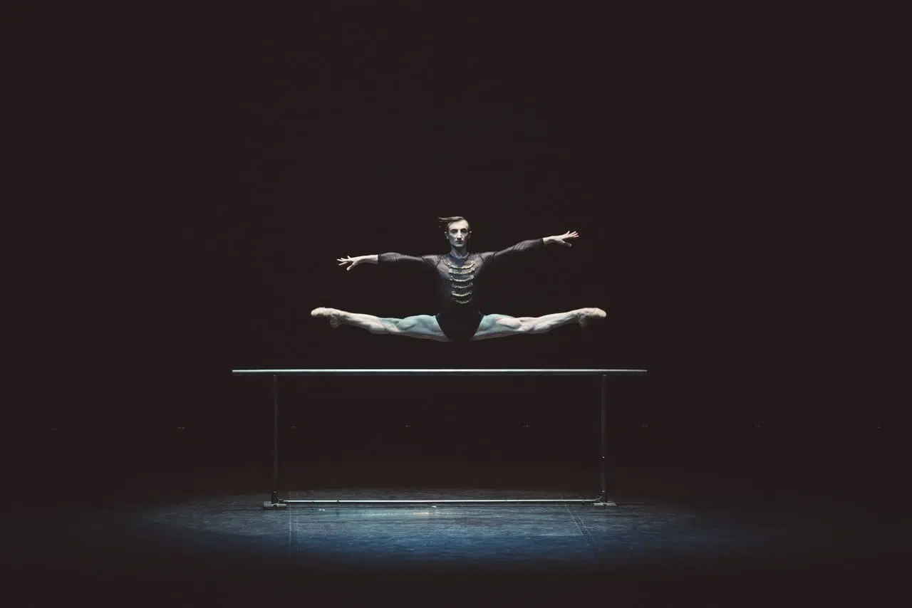 Gran Galà Accademia Ucraina di Balletto: 20 Anni di Danza al TAM Milano Ballerino esegue un salto in un’esibizione di danza moderna su palco