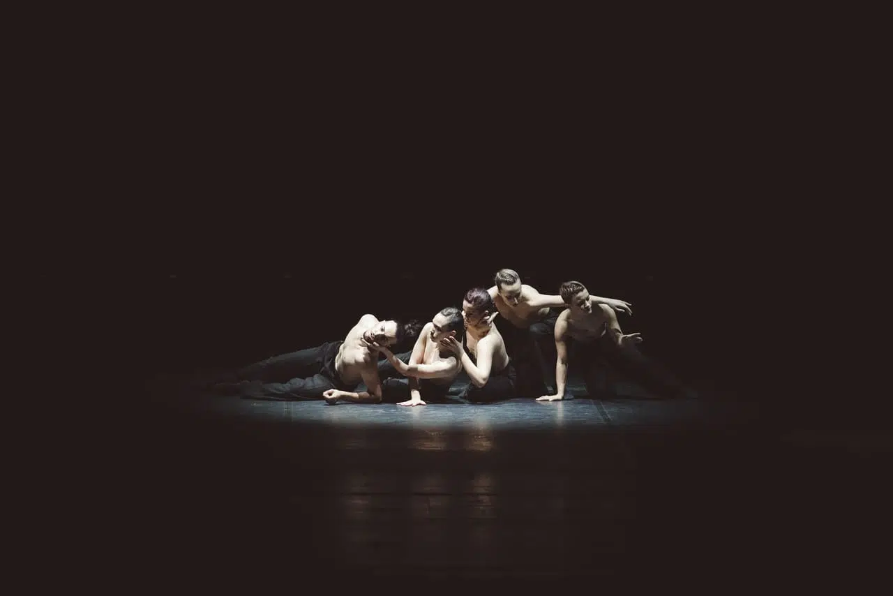 Gran Galà Accademia Ucraina di Balletto: 20 Anni di Danza al TAM Milano Coreografia di danza contemporanea di gruppo su palcoscenico teatrale