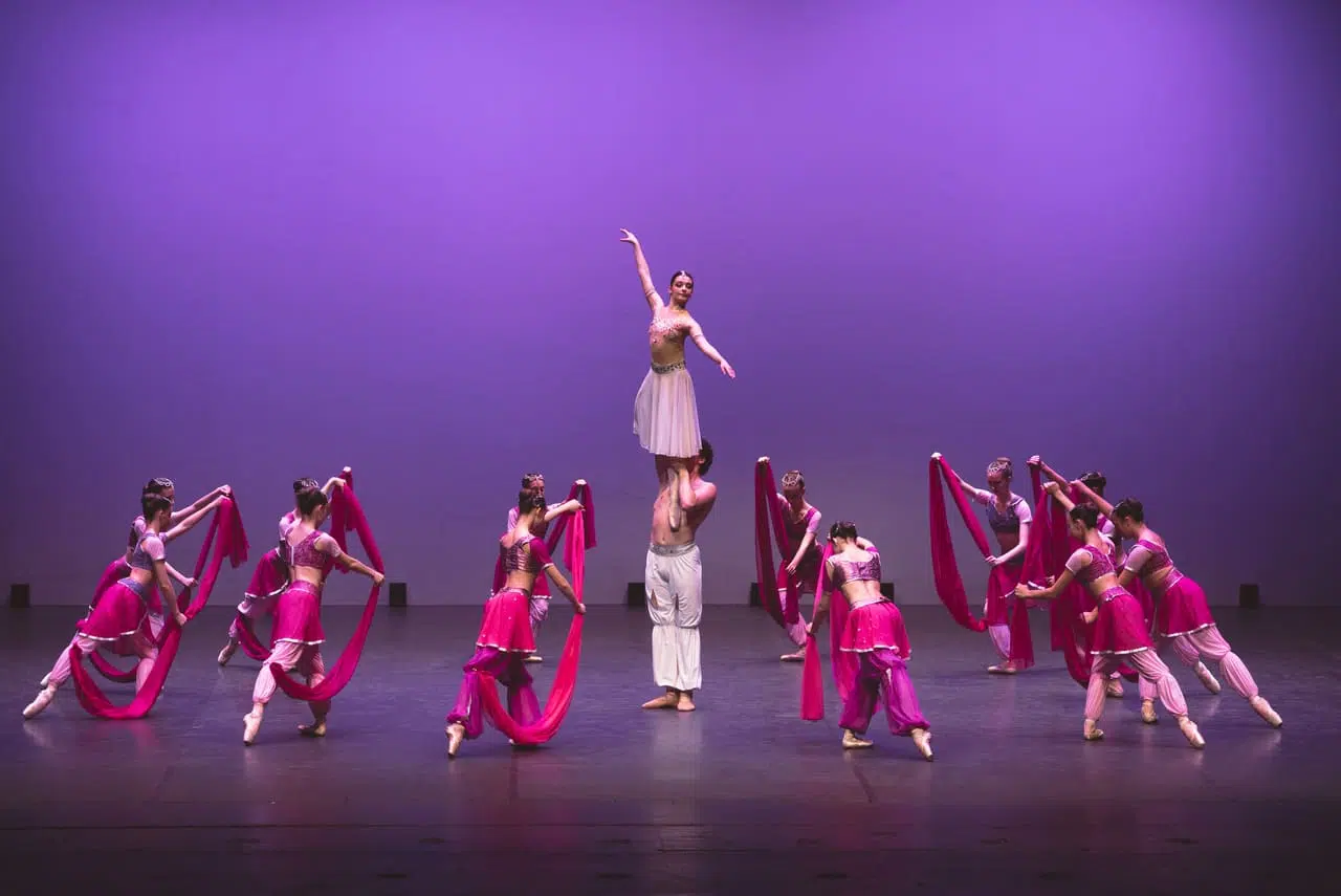 Gran Galà Accademia Ucraina di Balletto: 20 Anni di Danza al TAM Milano Spettacolo di danza contemporanea con coreografia di gruppo su palco