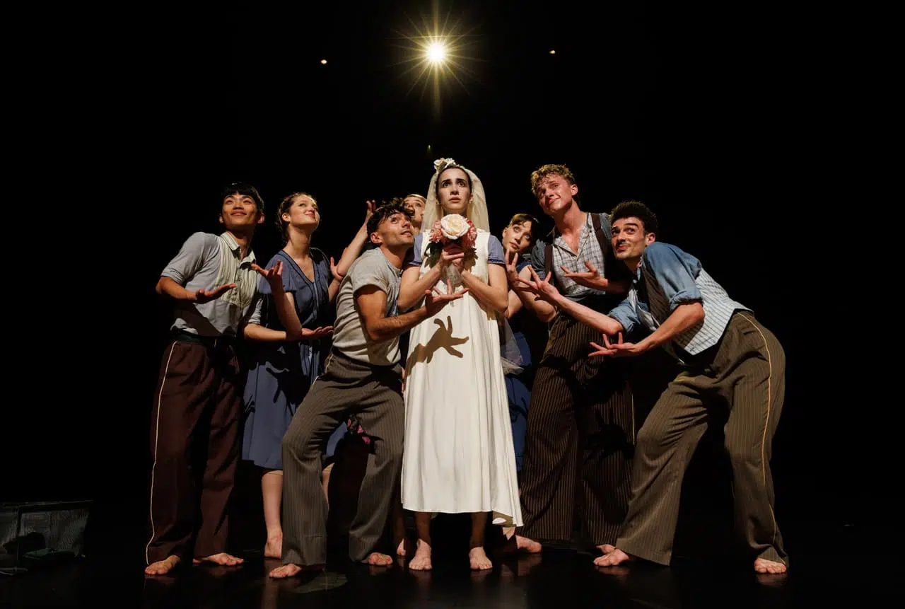 ANTHEMS: Gauthier Dance porta Barak Marshall al Theaterhaus Stuttgart Scena collettiva di Barker con i danzatori dei Gauthier Dance JUNIORS nello spettacolo ANTHEMS – Foto Jeanette Bak