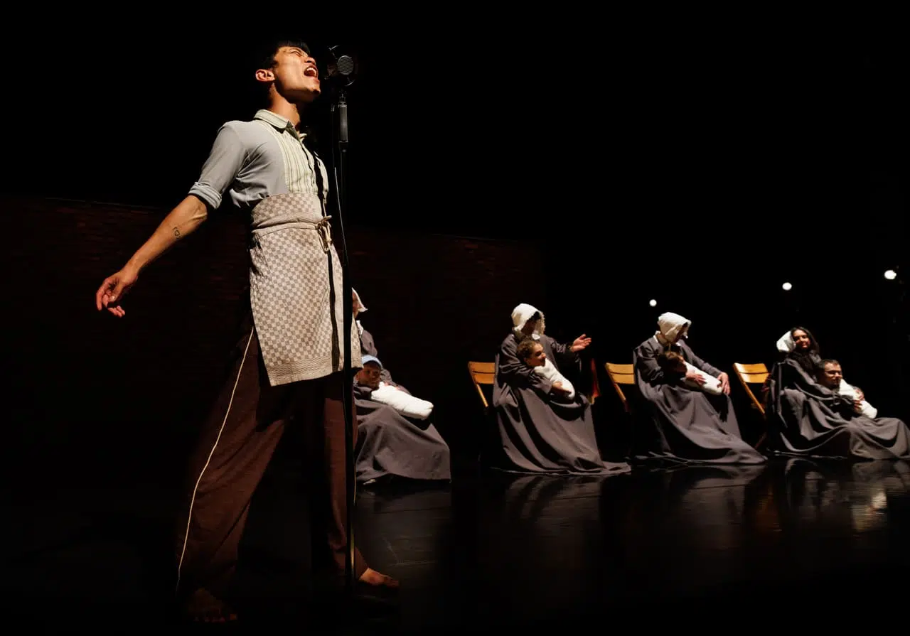 ANTHEMS: Gauthier Dance porta Barak Marshall al Theaterhaus Stuttgart Il danzatore Rong Chang in Barker di Barak Marshall al Theaterhaus Stuttgart – Foto Jeanette Bak