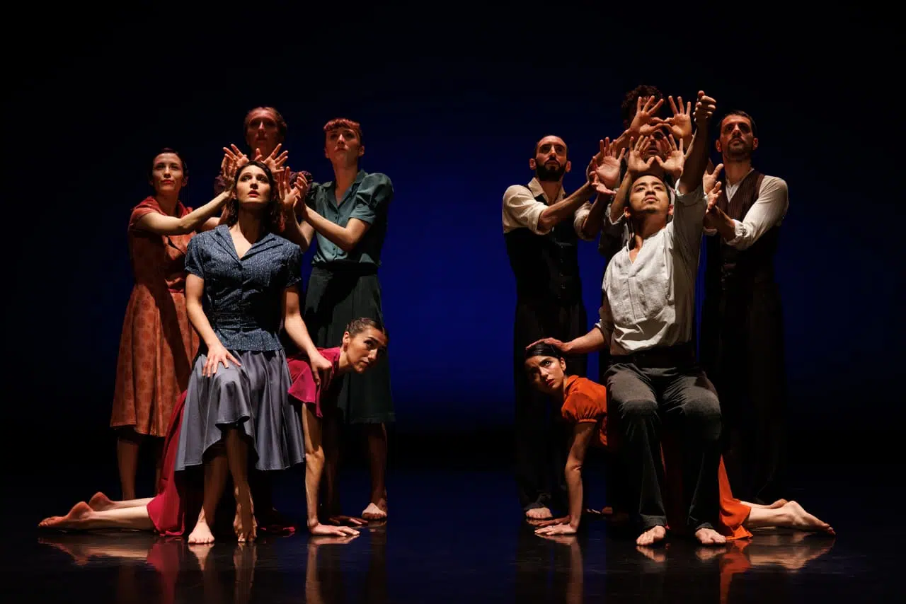 ANTHEMS: Gauthier Dance porta Barak Marshall al Theaterhaus Stuttgart Scena ensemble dello spettacolo Harry di Barak Marshall con Gauthier Dance – Foto Jeanette Bak