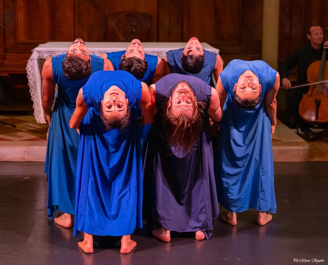 L’Oltre: danza, digitale e memoria nei luoghi della cultura in Campania I danzatori di Artemis Danza nello spettacolo Laudato sie mi’ Signore durante L’Oltre 2026