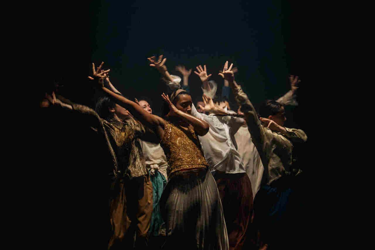 IN THE BRAIN di Hofesh Shechter arriva a Danza in Rete Festival 2026 Danzatori di Shechter II nello spettacolo IN THE BRAIN di Hofesh Shechter