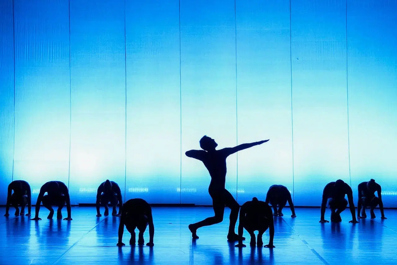 Susanna Egri – Il Centenario: Canelli in Teatro chiude la stagione con danza e memoria Danzatori in scena nello spettacolo Istantanee di Susanna Egri durante Canelli in Teatro 2026