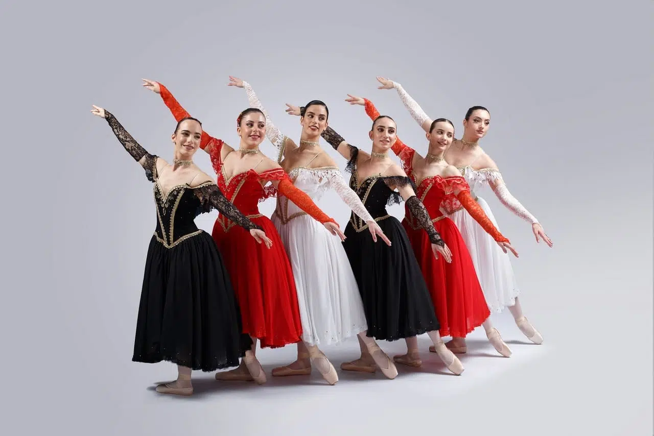 Professional Ballet di Pina Testa: il Saggio Spettacolo 2026 accende il Teatro delle Arti di Salerno Gruppo di ballerine del Professional Ballet di Pina Testa in posa classica per il Saggio Spettacolo 2026