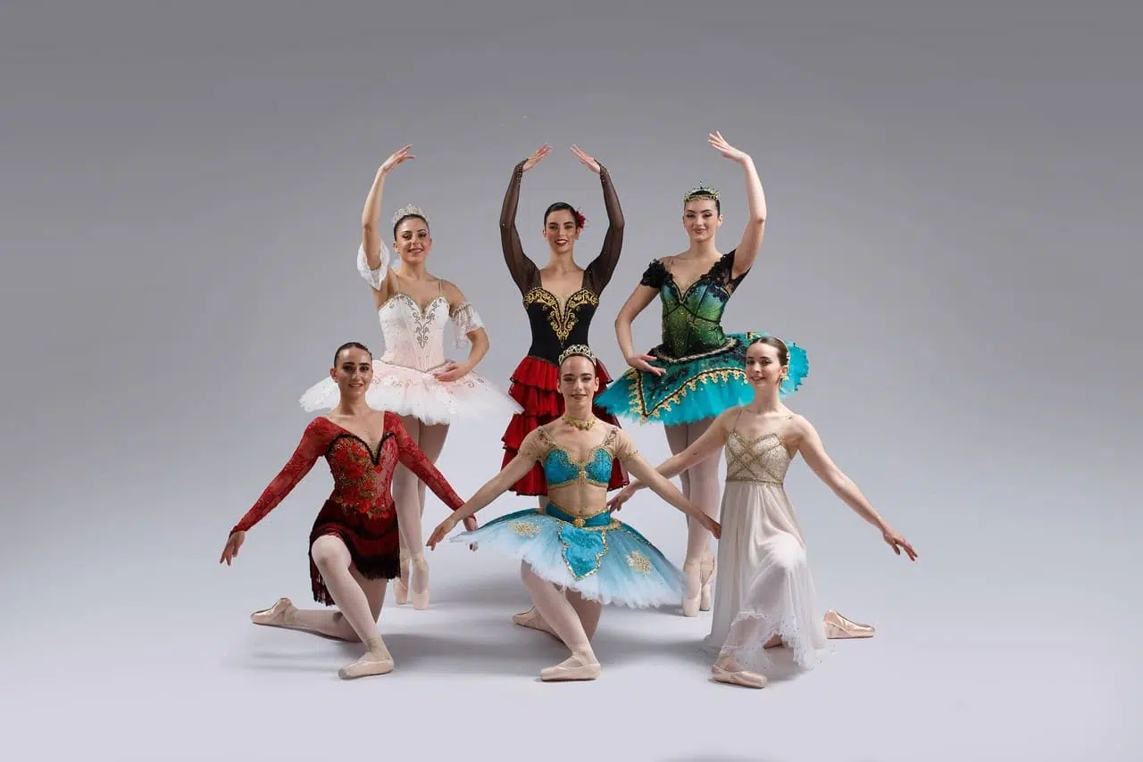 Professional Ballet di Pina Testa: il Saggio Spettacolo 2026 accende il Teatro delle Arti di Salerno Diplomande del Professional Ballet di Pina Testa in costumi di repertorio classico per il Saggio Spettacolo 2026