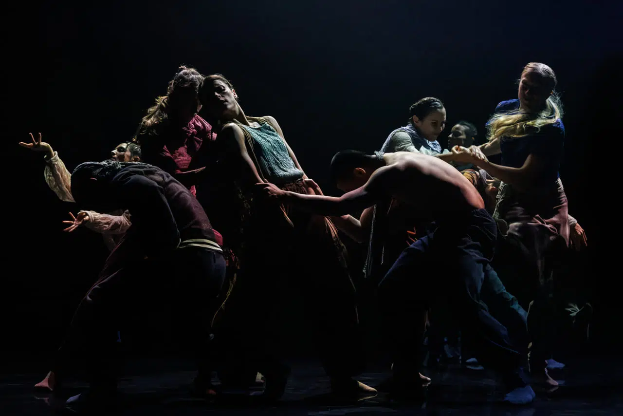 LUCK / UNLUCK: Gauthier Dance tra fortuna e sfortuna con Aszure Barton e Hofesh Shechter Gauthier Dance interpreta Any way the wind blows di Hofesh Shechter