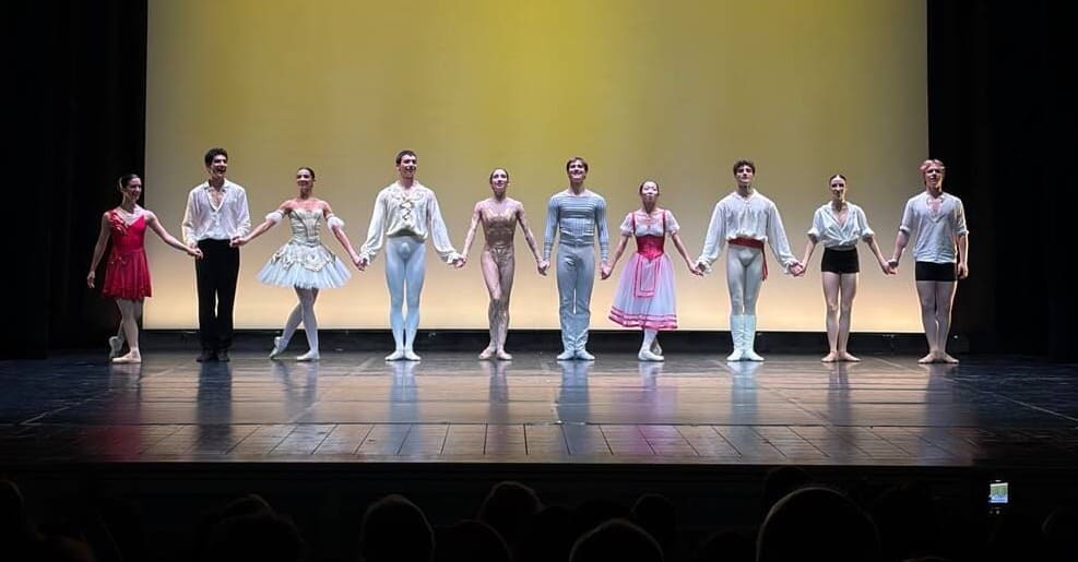 Monferrato DanzArte 2026: Jacopo Bellussi premiato al Teatro Municipale di Casale Monferrato Gli artisti di Monferrato DanzArte 2026 durante i saluti finali sul palco