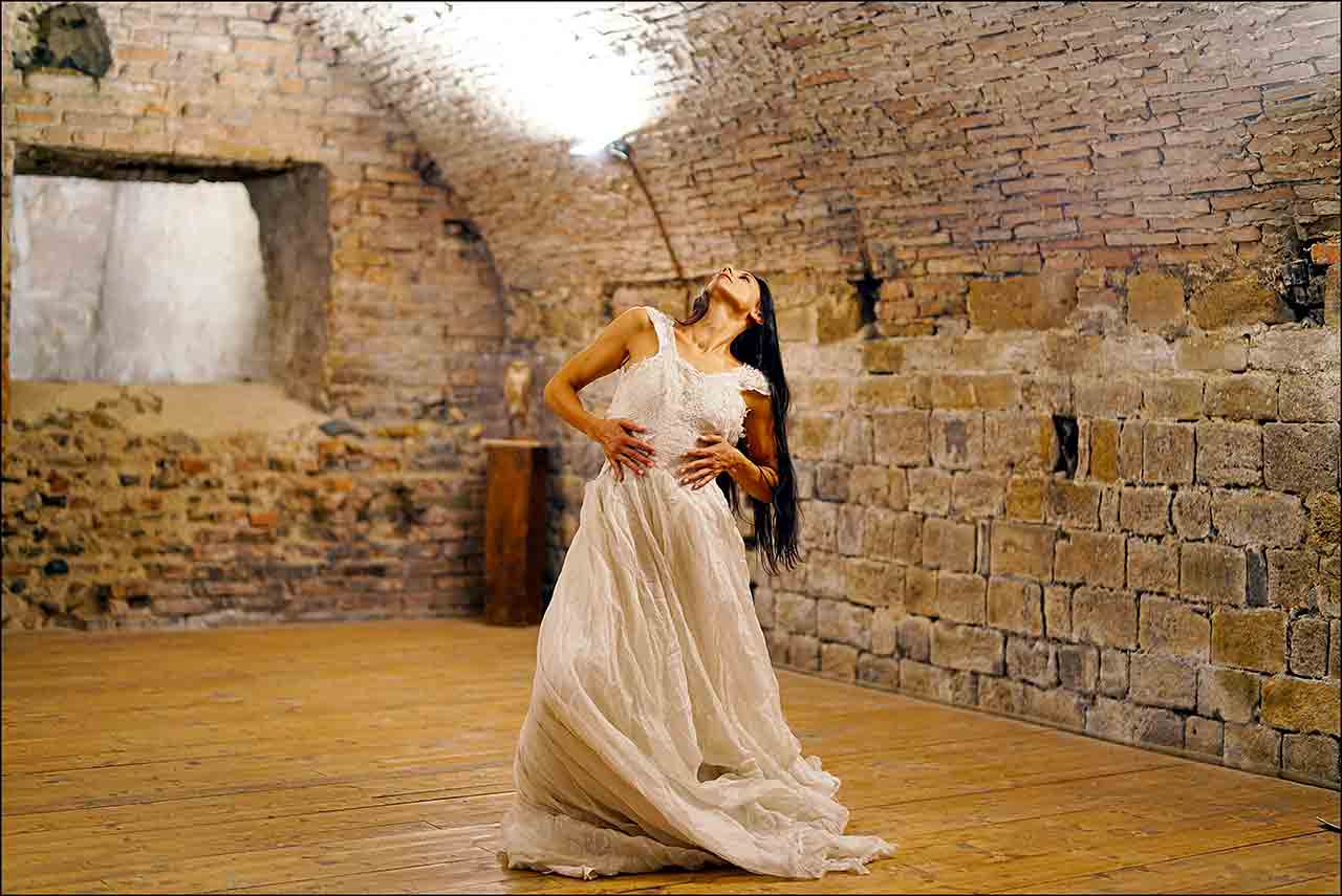 D.OFF 2026 a Magliano in Toscana: cinque giorni di danza contemporanea nel borgo Françoise Parlanti nello spettacolo Amabili Resti a D.OFF 2026