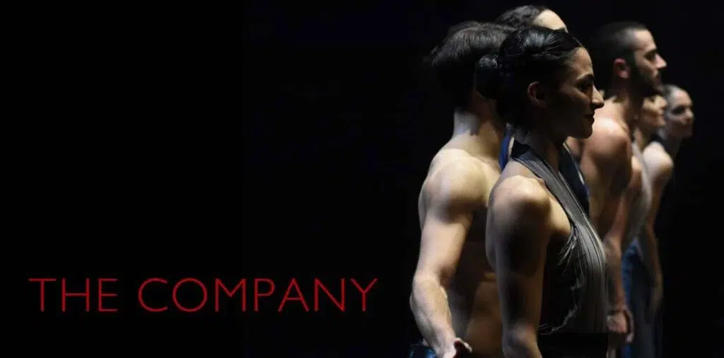 Danzatori della MM Contemporary Dance Company in scena in una composizione teatrale con la scritta The Company.