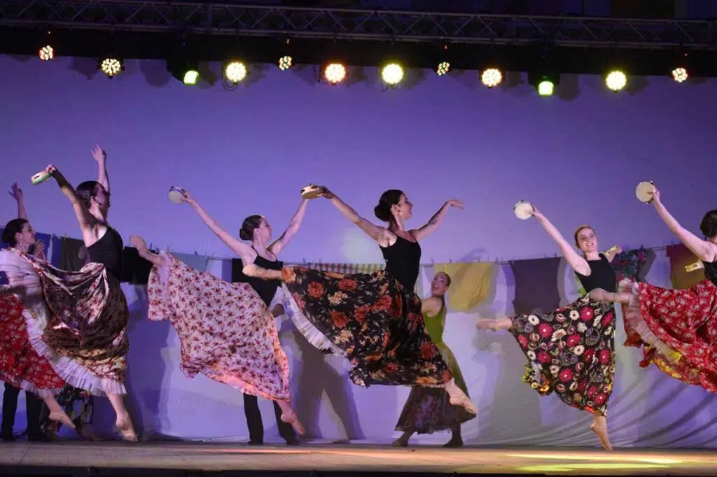 Danzatrici della Compagnia Salernitana del Balletto nello spettacolo Napoli – 2500 anni di storia, arte e passione