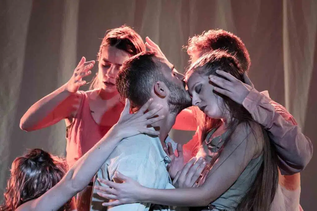 Danzatori dello spettacolo Generati dal disordine, noi siamo Caos di Flavia Bucciero