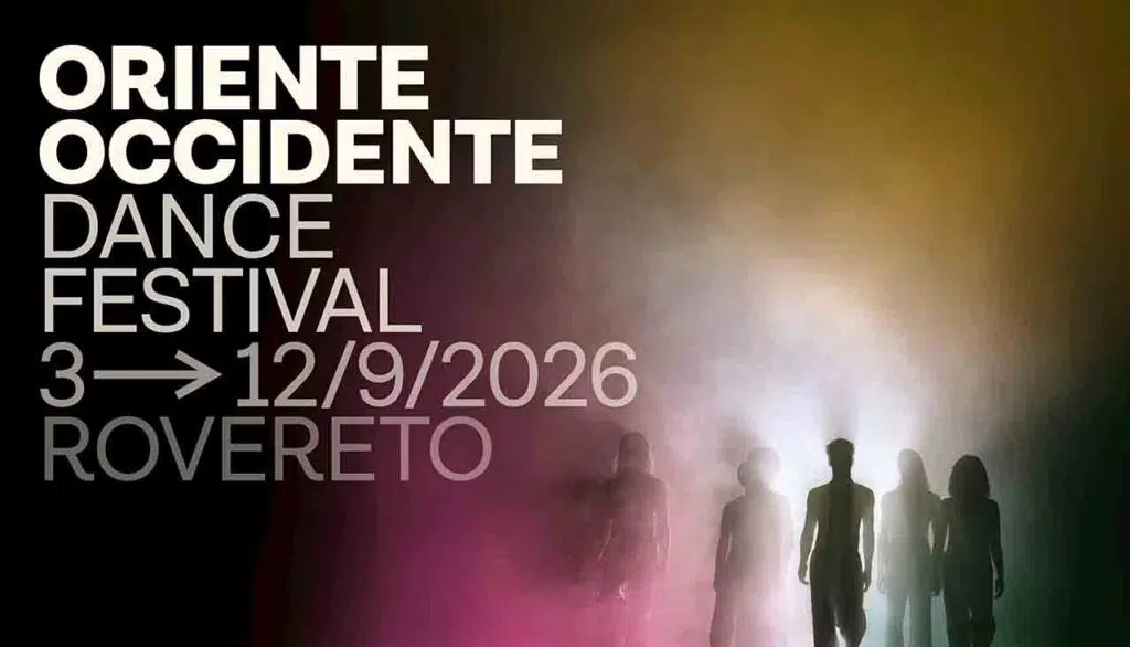 Silhouette di performer in controluce sulla locandina di Oriente Occidente Dance Festival 2026 a Rovereto.