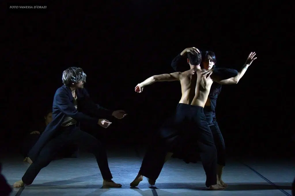 Interpreti in scena durante Il corpo danzante al Salerno Danza Festival 2026