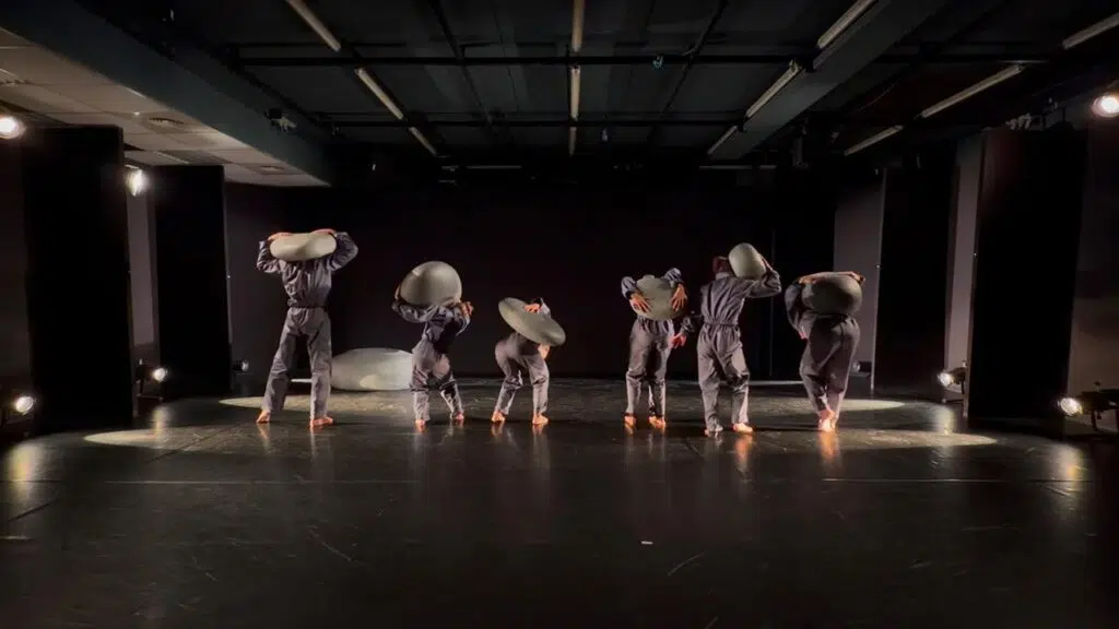 Gli interpreti di Stone della Mandala Dance Company durante lo spettacolo