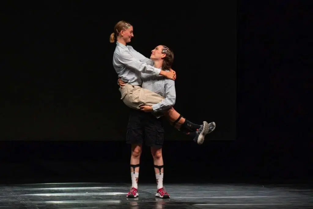 Fine Kroke e Alexandra Entenmann in Living the Schatz Life, miglior corto di Teatri Riflessi Festival 2026