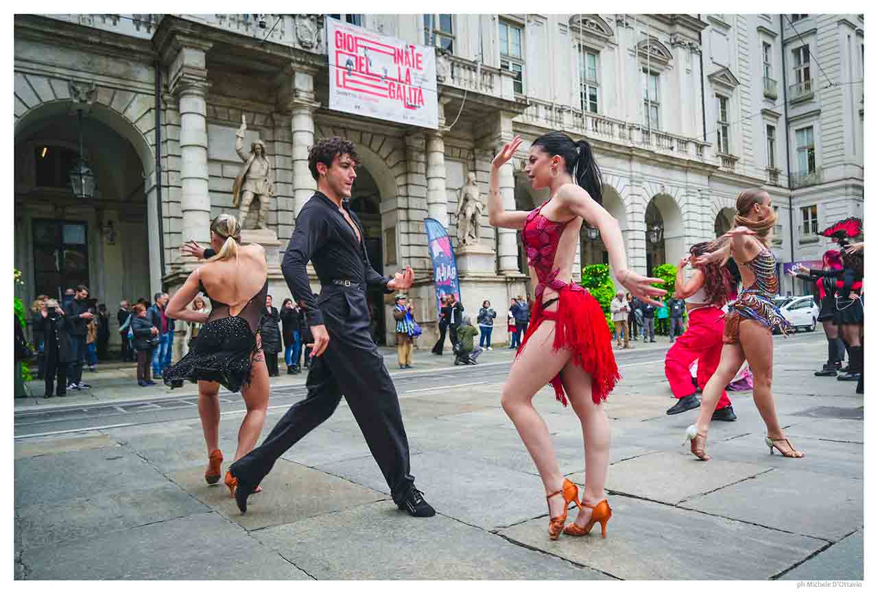 BallaTorino Social Dance 2026: Torino danza dal 17 al 25 ottobre Ballerini e ballerine eseguono danze latino-americane in uno spazio pubblico del centro di Torino