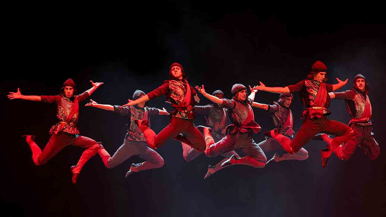 Fire of Georgia torna in Italia: il tour 2026 del Royal National Ballet of Georgia Danzatori del Royal National Ballet of Georgia in salto durante una scena illuminata di rosso