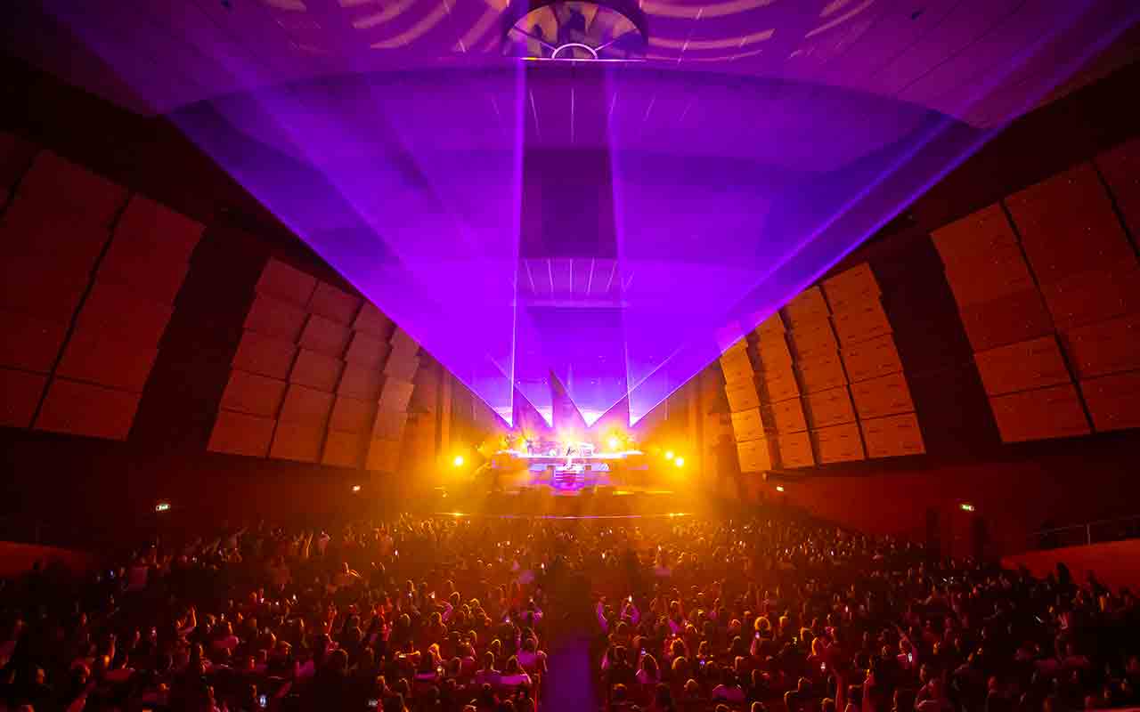RDS diventa media partner del TAM Teatro Arcimboldi Milano Pubblico e luci di scena viola e gialle nella sala del Teatro Arcimboldi Milano