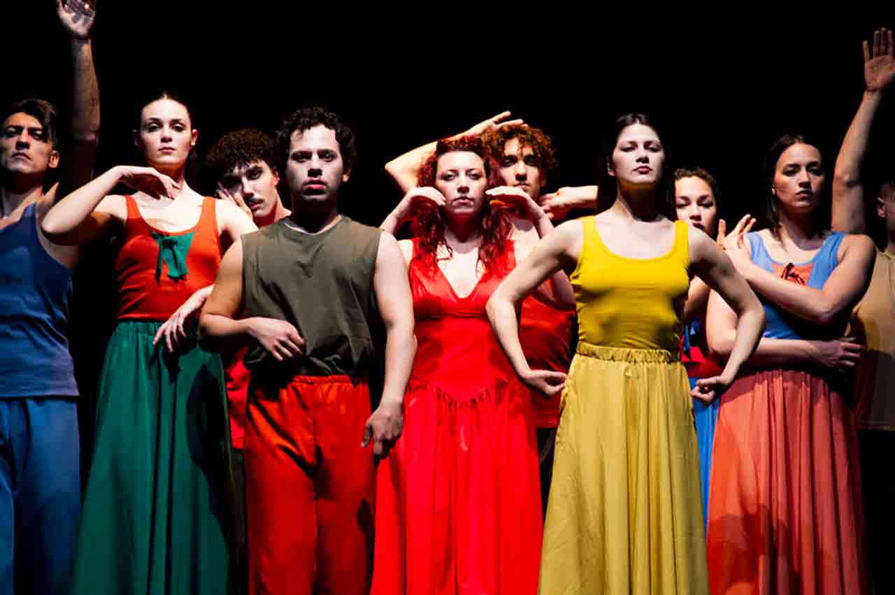 Romeo & Juliet Project a Napoli: l’eredità di Lindsay Kemp al Piccolo Bellini Gli interpreti di Romeo & Juliet Project riuniti in una composizione corale frontale