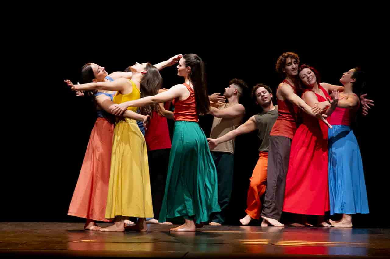 Romeo & Juliet Project a Napoli: l’eredità di Lindsay Kemp al Piccolo Bellini Ensemble di danzatrici e danzatori in costumi colorati durante Romeo & Juliet Project